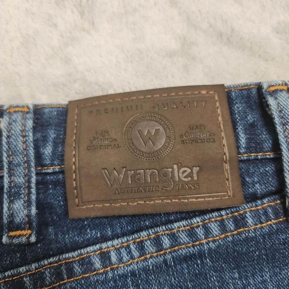 Wrangler Jeans Mens 40x30 Blue Medium Wash Relaxed Fit Straight Denim Casual